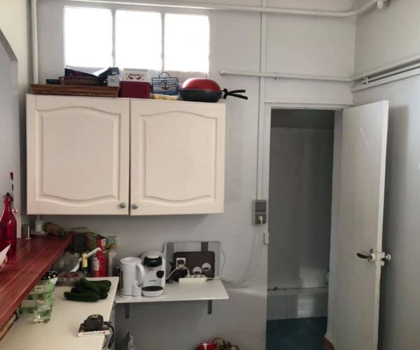 Ancienne cuisine avec meubles usés avant rénovation