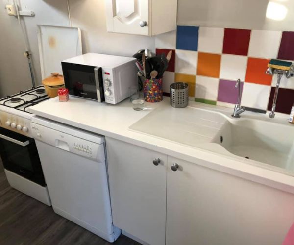 Crédence colorée et ancien évier avant rénovation de la cuisine