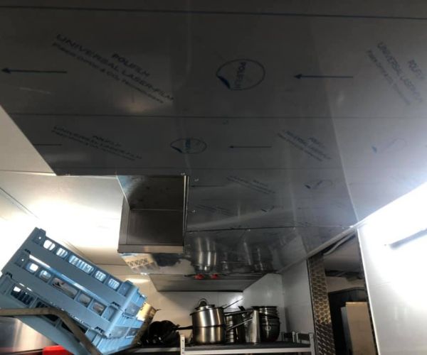 Installation de calorifugeage inox dans une cuisine professionnelle d’un hôtel à Cannes