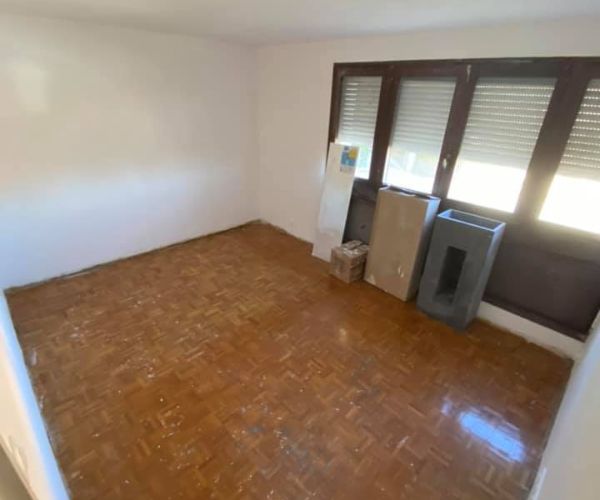Chambre avant rénovation avec parquet ancien