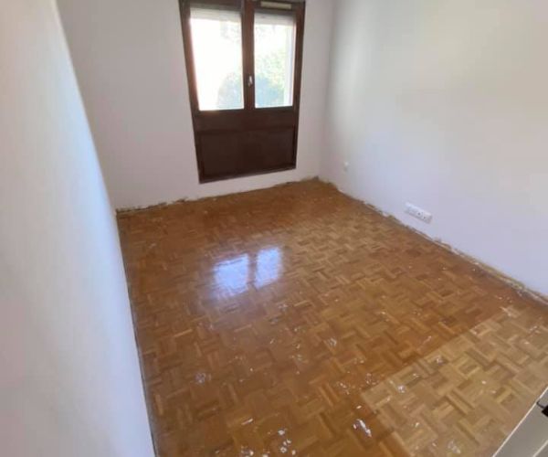 Ancienne chambre avec parquet avant rénovation du sol