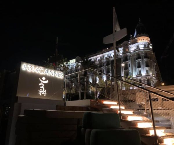 Façade du grand hôtel de Cannes de nuit, chantier Solution Travaux pour calorifugeage en inox dans les cuisines