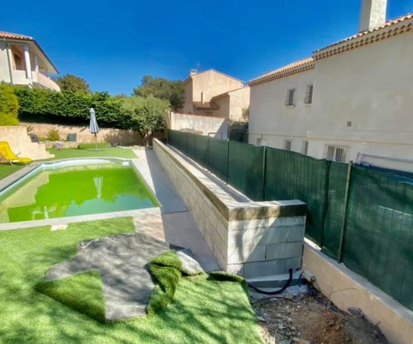 Tranchée et mur avant pose des parements pierre à Carry-le-Rouet