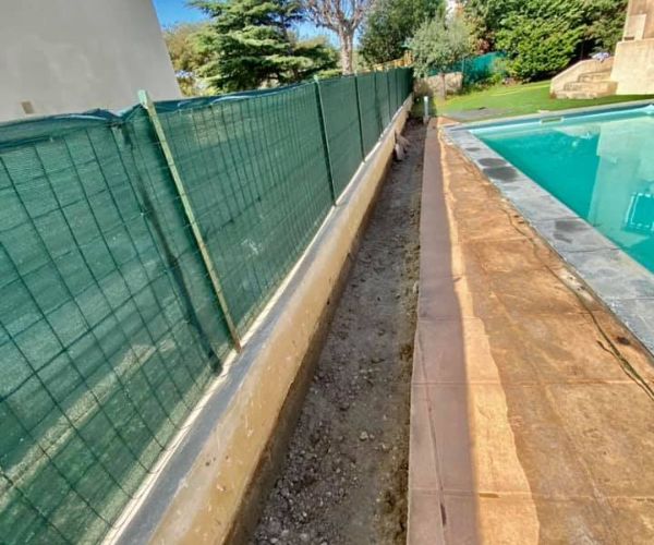 Tranchée et mur avant pose des parements pierre à Carry-le-Rouet