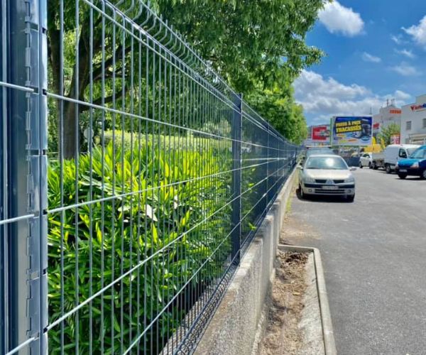 Vue latérale d’un grillage rigide installé en remplacement d’une clôture souple