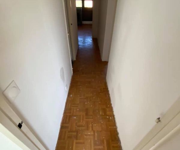 Couloir avec ancien parquet avant rénovation