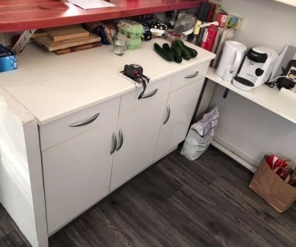 Plan de travail blanc ancien et meubles bas avant rénovation de la cuisine