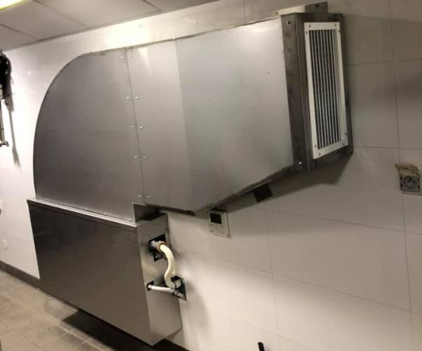 Détail du calorifugeage inox posé dans les cuisines du grand hôtel à Cannes