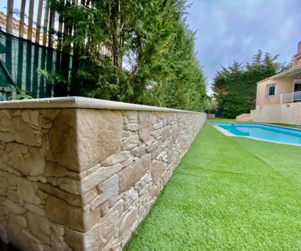 Détail des parements Orsol Grand Canyon sur la jardinière à Carry-le-Rouet