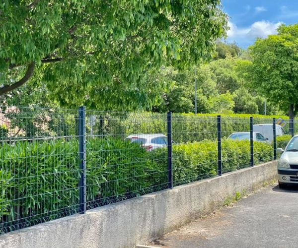 Installation complète d’un grillage rigide sur la longueur du parking