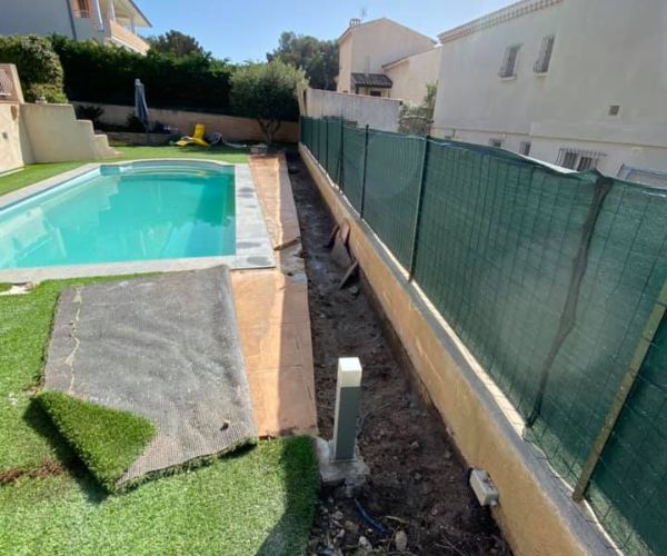 Préparation du support pour la création de la jardinière autour de la piscine