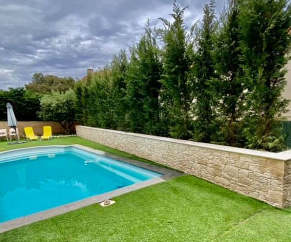 Jardinière en parement pierre Orsol Grand Canyon finalisée à côté d’une piscine à Carry-le-Rouet