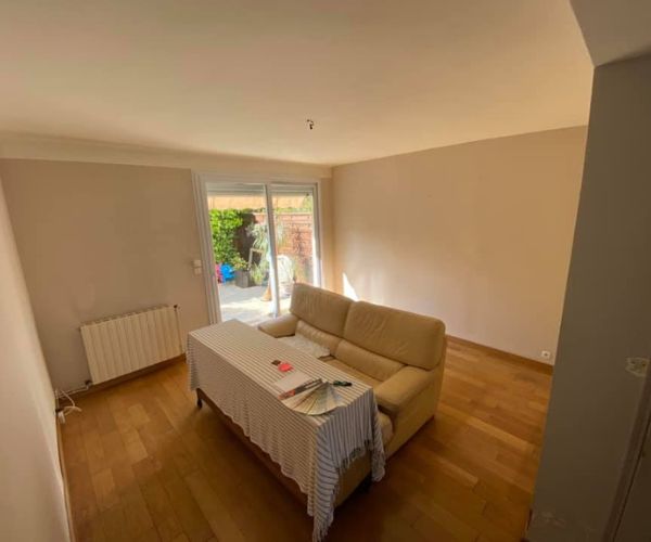 Salon rénové à Martigues avec nouvelles peintures et parquet entretenu