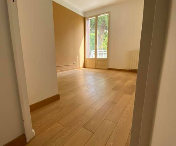 Chambre rénovée avec grandes ouvertures et peinture neuve à Martigues