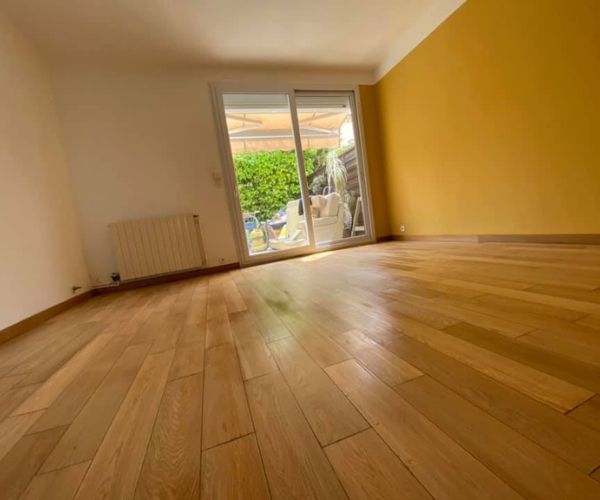 Parquet rénové et lumineux dans l’appartement rénové à Martigues