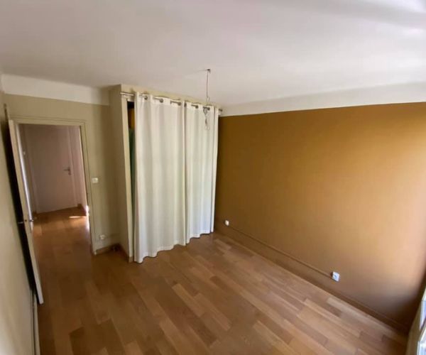 Chambre rénovée avec espace dressing et peinture neuve à Martigues