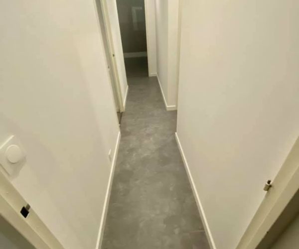 Couloir rénové avec dalles PVC effet béton modernes