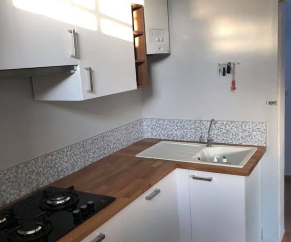 Cuisine rénovée avec crédence mosaïque grise et évier moderne