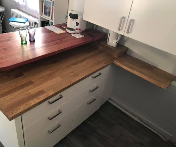 Plan de travail en bois et meubles modernes installés lors d’une rénovation de cuisine