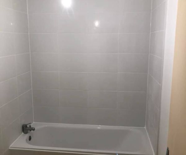 Salle de bain rénovée à Aix-les-Milles avec carrelage mural neuf blanc