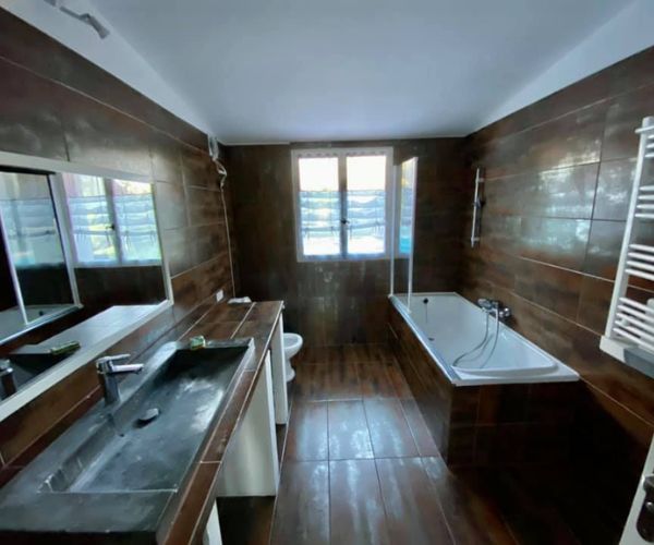 Salle de bain sombre avant rénovation complète