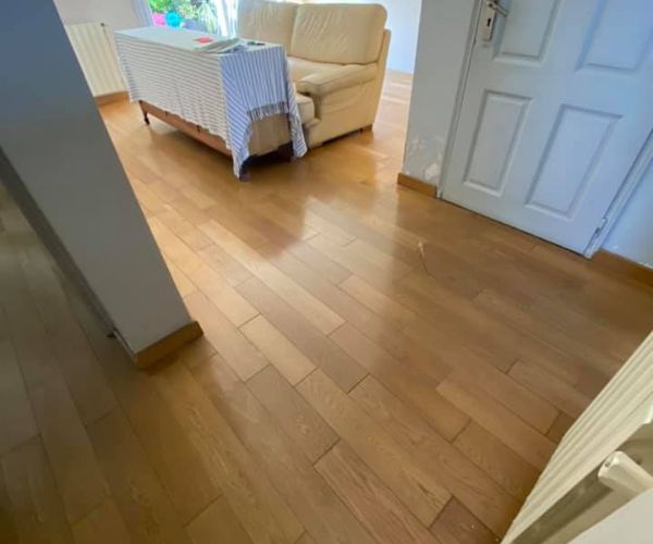 Séjour rénové à Martigues avec mur jaune accent et parquet