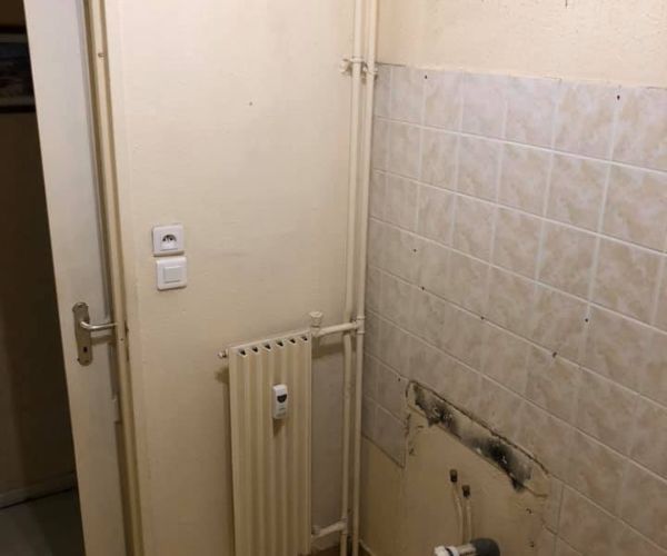 Salle de bain rénovée avec murs repeints et carrelage mural blanc à Aix-les-Milles