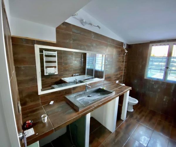 Ancien plan vasque et miroir avant rénovation complète de la salle de bain