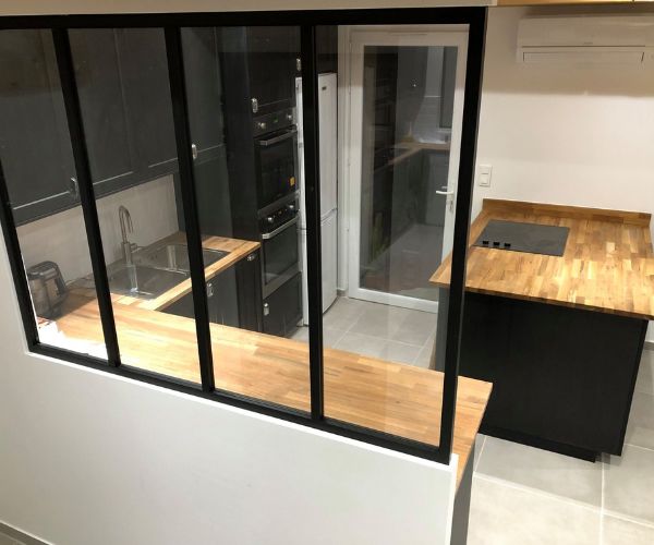 Verrière atelier installée dans une cuisine rénovée au style industriel