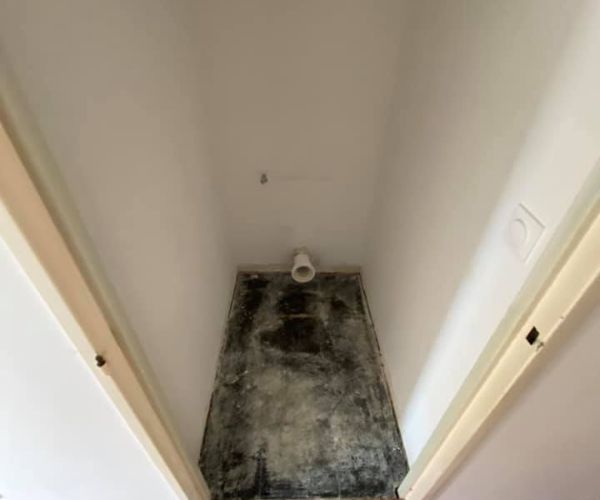 WC avant rénovation avec sol abîmé